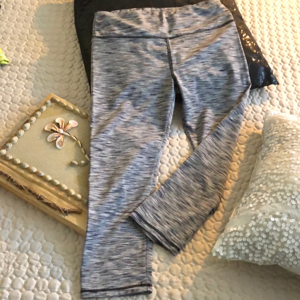 🖤🤍Infinite Cropped Leggings